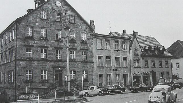 Das alte Rathaus und die angegliederte Stadtkasse 1968: Beide wurden schließlich abgerissen und mussten dem Neubau Platz machen.