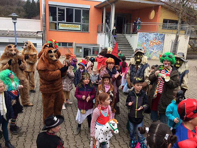 Die Schüler tanzten nach der Befreiung um den Baum: unterrichtsfrei, sie glaubten es kaum!