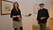 Galerieleiterin Heike Frommer und Bildhauer Herbert Stehle führen durch die Ausstellung &bdquo;Min.Max&ldquo; in der Galerie ...