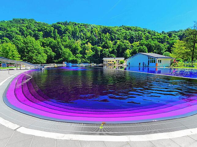 Blick auf das violett gefärbte Nichtschwimmerbecken.