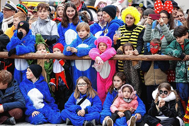 Narrenbaumstellen auf dem Radolfzeller Marktplatz. Bild:Gerald Jarausch