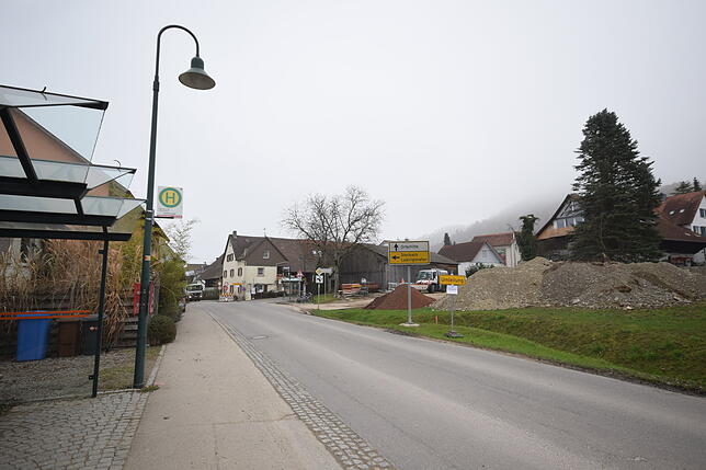 Die Bushaltestelle links bliebt, doch die Gegenseite rückt von der Kreuzung im Hintergrund rechts dieser hier gegenüber. Beide werden ...
