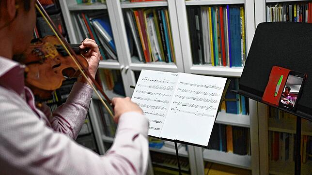 Gespielt wird zurzeit nur noch im Probenraum: Für viele freie Musiker bedeutet die Coronakrise einen Totalausfall.
