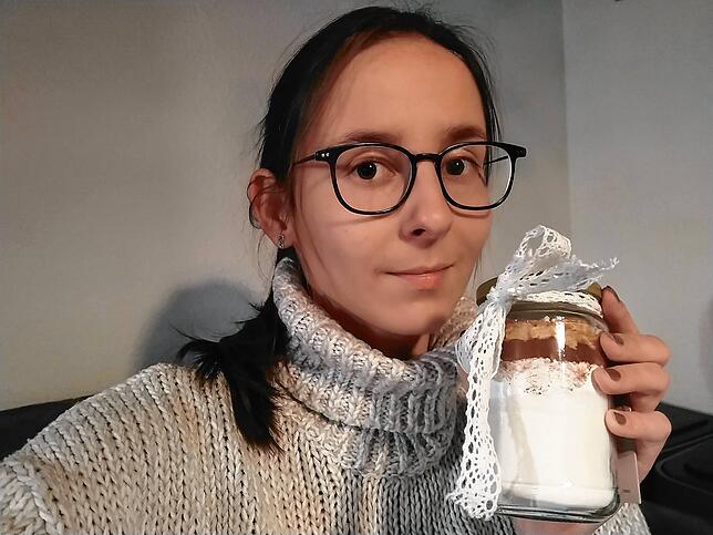 Laura Marinovic mit einer Backmischung im Einmachglas.