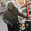 Tatort Tankstellenshop Kreuzlingen: Anfang September fahndete die Thurgauer Polizei im nach diesem vermummten Täter.