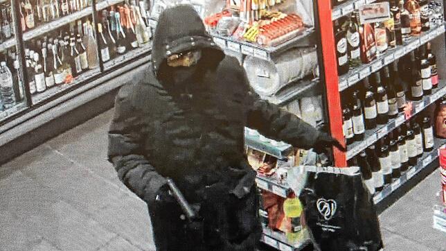 Tatort Tankstellenshop Kreuzlingen: Anfang September fahndete die Thurgauer Polizei im nach diesem vermummten Täter.