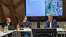 Dominik Bordt (von links) und Charlotte Braxmeier vom Büro BIT Ingenieure stellen Bürgermeister Rudolf Fluck und dem Gemeinderat in ...