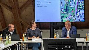 Dominik Bordt (von links) und Charlotte Braxmeier vom Büro BIT Ingenieure stellen Bürgermeister Rudolf Fluck und dem Gemeinderat in ...