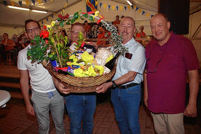 Dank an Georg Winker: von links Bürgermeister Heiko Wehrle, Markus Dotter, Georg Winker und der neue 2. Vorsitzende Pascal Fink.