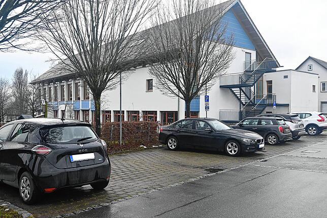 Auf diesem Parkplatz könnte sich Kinderhausleiterin Schell einen Erweiterungsbau vorstellen.