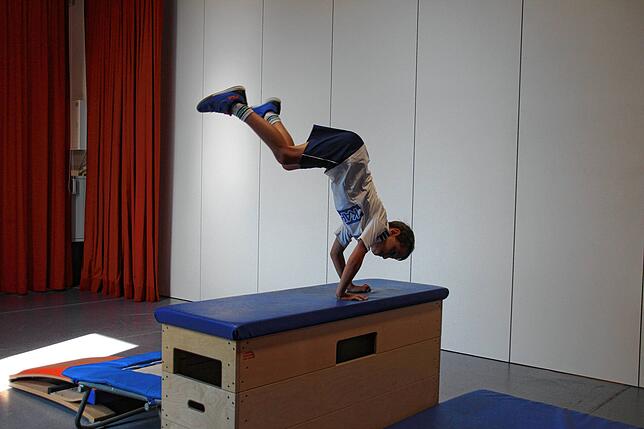 Mit viel Anlauf springen die Kinder der Trampolin-Gruppe über den Turnkasten. Einige haben sich sogar einen eigenen Sprung ausgedacht.