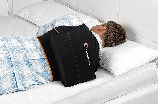 Stabile Seitenlage: Der Rucksack verhindert die Drehung auf den Rücken.