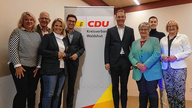 Mit wenigen Ausnahmen ist der neue CDU-Kreisvorstand um den Vorsitzenden Felix Schreiner (Vierter von links) in seiner bisherigen ...