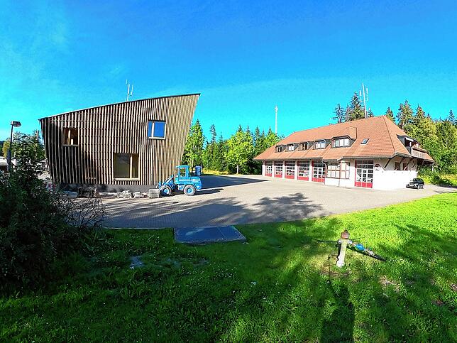 Links steht der Neubau der Bergrettungswache, rechts das Feuerwehr-Gerätehaus von Hinterzarten.