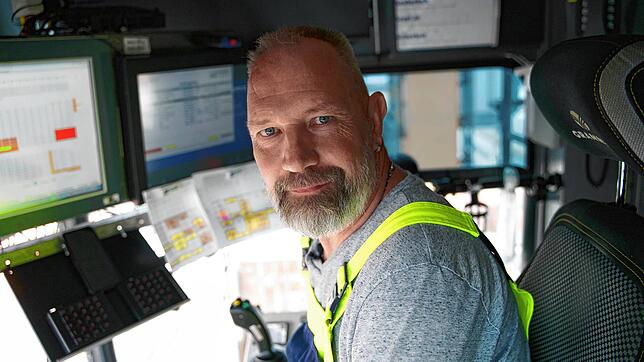 Dirk Glückhardt, Kranführer im Containerterminal Basel-Kleinhüningen der Schweizer Rheinhäfen. Er verlädt Container in ...