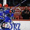 Die Schwenninger Wild Wings, hier beim Spiel gegen Augsburg, haben noch alle Chancen in den Playoffs, müssen dafür aber einigen ...
