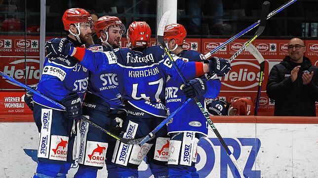Die Schwenninger Wild Wings, hier beim Spiel gegen Augsburg, haben noch alle Chancen in den Playoffs, müssen dafür aber einigen ...