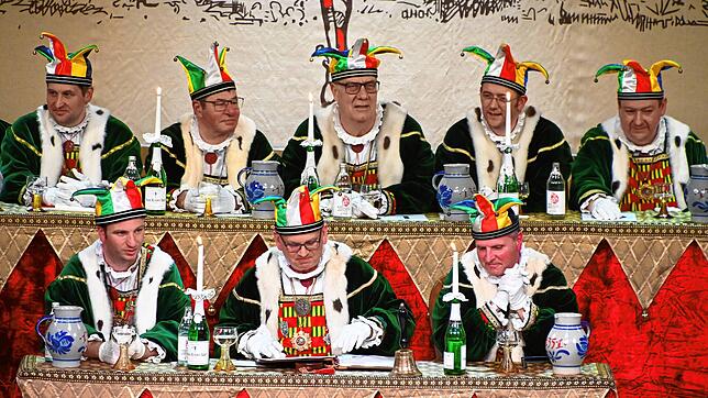 Die Gerichtsnarren um Narrenrichter Jürgen Koterzyna (erste Reihe, Mitte) haben schon so manchen Politiker verurteilt, dessen Karriere ...