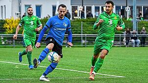Routinier dreht auf: Steffen Huber (links, gegen Giuseppe Imbrogiano) traf doppelt für die SG Mettingen/Krenkingen beim 4:2-Sieg seiner ...
