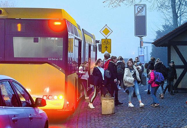 Schüler der Schlossschule Gaienhofen steigen vor ihrer Schule aus einem Bus aus. Im Januar war auch der stellvertretende Schulleiter ...