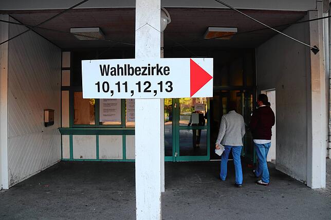 Die Stimmenabgabe für die Wahlbezirke 10, 11, 12 und 13 erfolgte in der Sonnenrain-Grundschule. Wie auch bei anderen Wahllokalen kam es ...