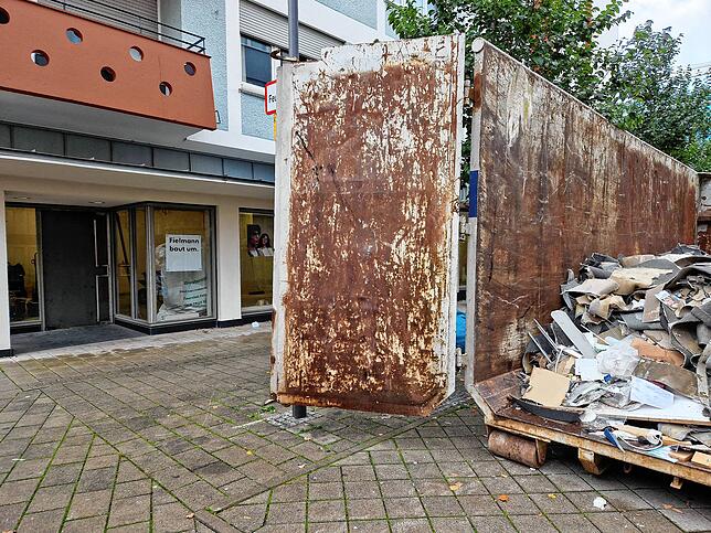 Ein Baucontainer mitten in der Innenstadt: Ein Symbol für kontinuierliche Veränderung. Derzeit wird die Fielmann-Filiale in der ...