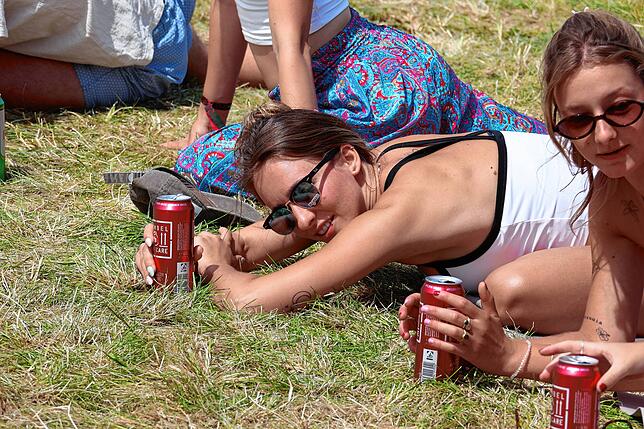 Bild 7: Bier-Yoga und Pfandflaschen-Party beim Southside 2025: Das sind die besten Bilder vom Samstagvormittag