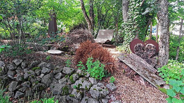 Totholzhaufen, Steinmauern, ein alter Weihnachtsbaum in der MItte: Von EIdechse bis Käfer – für Krabbeltierchen ein „Kletterparadies“.