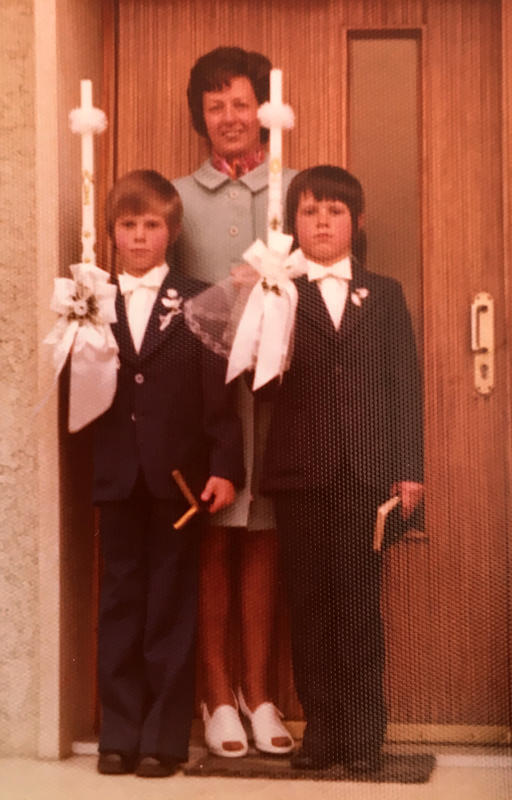 Mit seinem Bruder Bernd ging Joachim Mutschler (rechts) im Jahr 1974 zur Erstkommunion.