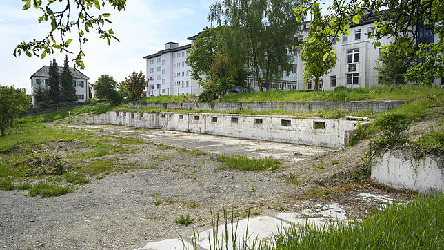 Überraschung auf dem Grundstück des ehemaligen Schwesternwohnheims vor dem Krankenhaus: Die Hanglage und das &bdquo;kleine&ldquo; ...