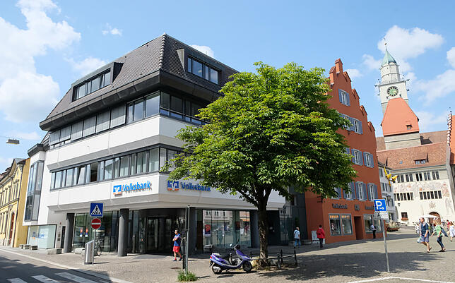 Die aktuelle Hauptstelle der Volksbank soll von der Hofstatt an die Lippertsreuter Straße verlegt werden. Bild: Hanspeter Walter