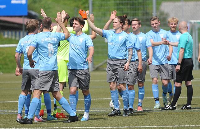 Der FV Tennenbronn (in blau) läuft zum Spiel gegen den TuS Bonndorf ein