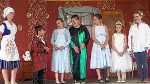 „Kinder spielen für Kinder“ – unter diesem Motto zeigten die jungen Akteure ihr schauspielerisches Talent (von links): Hanna Rösch, ...