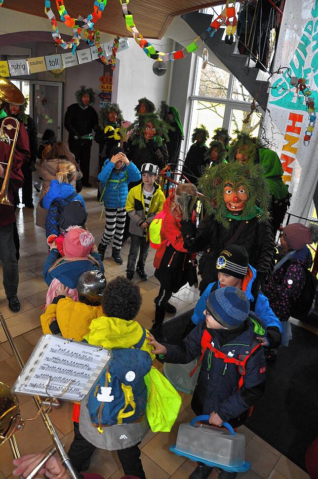 Osemali und Schülerschaft ziehen eine zünftige Polonaise durchs Schulhaus.