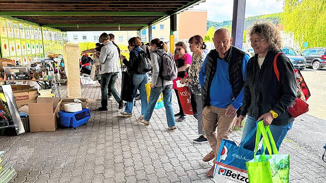 Aus vielen Gebern werden bei der Warentauschbörse des DRK-Ortsvereins Blumberg Nehmer, die sich nun die besten Stücke sichern. Die ...