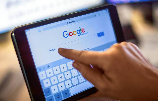 Die Daten bei Google entstehen unter anderem aus dem Schwarmwissen seiner Nutzer. Doch dabei können sich auch Fehler einschleichen.