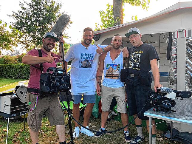 Ein Bild mit dem Kamerateam durfte nicht fehlen: Dirk Ferber (links) und Martin Ulrich (rechts) haben den Urlaub für RTL zwei festgehalten.