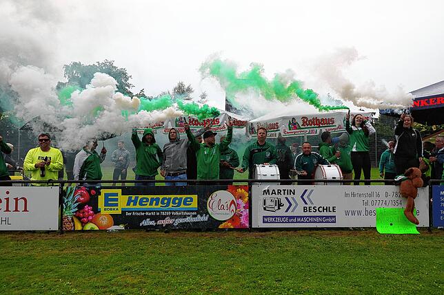 Immer wieder wird auch im Amateurfußball mit Pyro-Technik hantiert, hier beim Bezirkspokal-Finale zwischen BSV Nordsten Radolfzell und ...