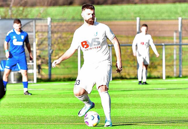 Verwundert: Dass sein Foul gegen Schönaus Jonas Mutter als Notbremse gewertet wurde, empfanden sowohl der Erzinger Minir Djemali (hier ...