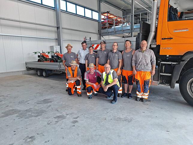 Das Team des Bauhofs mit Leiter Reiner Hegner (untere Reihe rechts) verdient große Anerkennung. Auch Bürgermeister Ralph Gerster ...