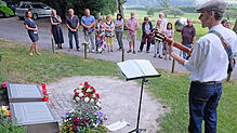 Der Verein Brücke nach Ufa gedenkt alljährlich am 1. Juli der Opfer des Flugzeugabsturzes von 2002. Eloas Lachenmayr (rechts) sorgte mit ...