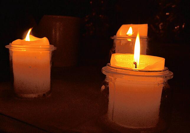 Viele Dutzend Lichter schmücken die St.-Nikolaus-Kirche.