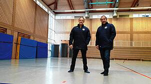 Michael Gröer (links), Vorsitzender des TuS Meersburg, und sein Stellvertreter Thomas Hausberger in der Sporthalle. Hier finden täglich ...