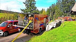 Mit ihrem Feuerwehr-Gerätewagen (GWL) verlegen Mitglieder der Vöhrenbacher Wehr bei der gemeinsamen Herbstprobe in Urach 500 Meter ...