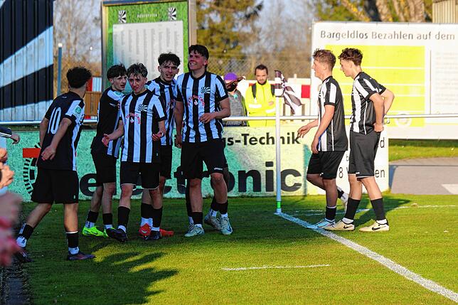 Bild 8: Die U17 des SC Freiburg zu Gast im Friedengrund: Das sind unsere Bilder!