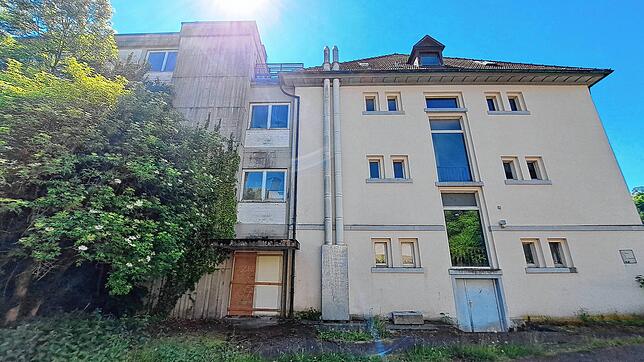 Häuserfront von hinten: rechts das alte Gebäude und links der Anbau aus den 60-iger Jahren.