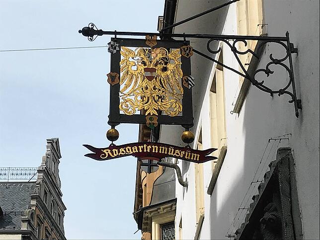 Über dem Eingang zum Rosgartenmuseum prangt ein goldener Adler – das Originalschild des Hotels Goldener Adler auf der Marktstätte, ...