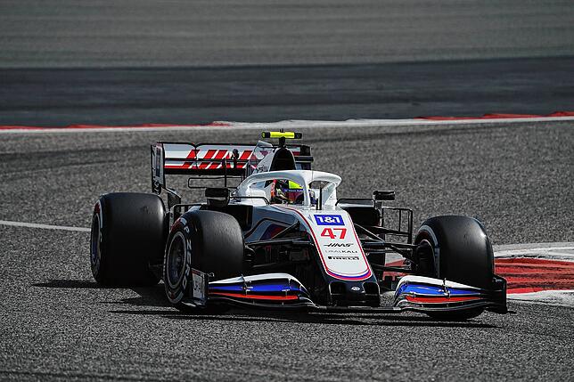 Mick Schumacher in dem Boliden seines neuen Rennstalls Haas bei den Testfahrten in Bahrain. Die Erwartungshaltung in den Sohn von ...