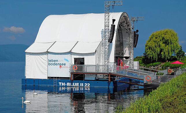 Die Bühne bietet unmittelbar am Ufer eine attraktive Location für Veranstaltungen.