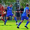 Belohnung: In der fünften Nachspielminute sorgte Kevin Keller (Mitte, auf unserem Archivbild) vom TuS Efringen-Kirchen für den ...